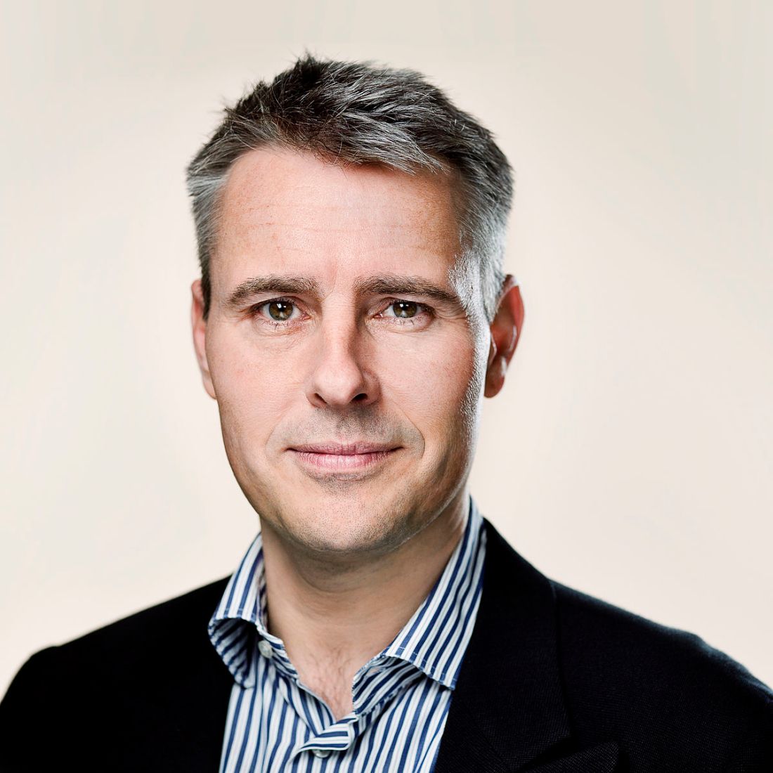 1200px-Henrik_Sass_Larsen,_pressefoto